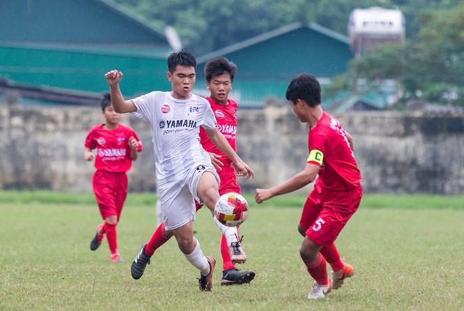 U13 Haduwaco Hải Dương (áo trắng) đánh bại U13 Hoàng Anh Gia Lai 1-0 để ghi tên mình vào bán kết.
