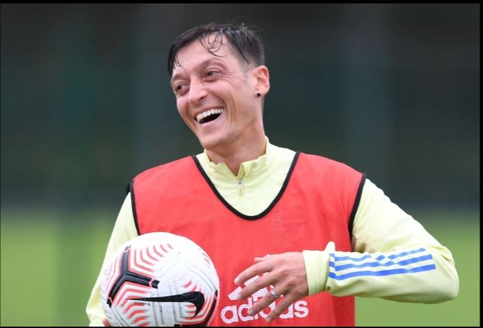 Mesut Ozil vừa được Arsenal trả số tiền 8 triệu bảng vì “lòng trung thành”.
