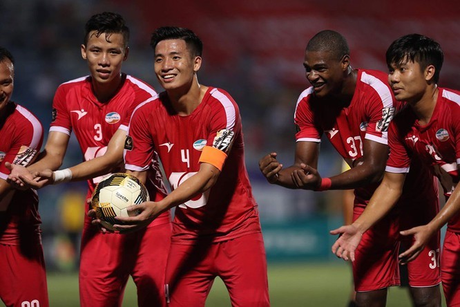 Các cầu thủ Viettel đang nắm nhiều lợi thế trong cuộc đua tới ngôi vị cao nhất bóng đá Việt Nam. 