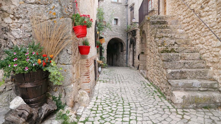 Ngôi làng Santo Stefano di Sessanio ở Ý hy vọng thu hút những cư dân trẻ mới bằng cách cung cấp cho họ các khoản trợ cấp với tổng trị giá lên tới 44.000 euro (52.022 USD). (Ảnh: Getty Images).
