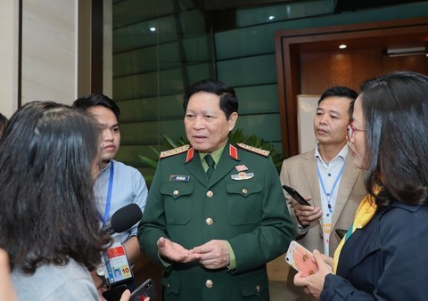 Bộ trưởng Ngô Xuân Lịch chia sẻ với báo chí bên hành lang Quốc hội (ảnh: N.T)