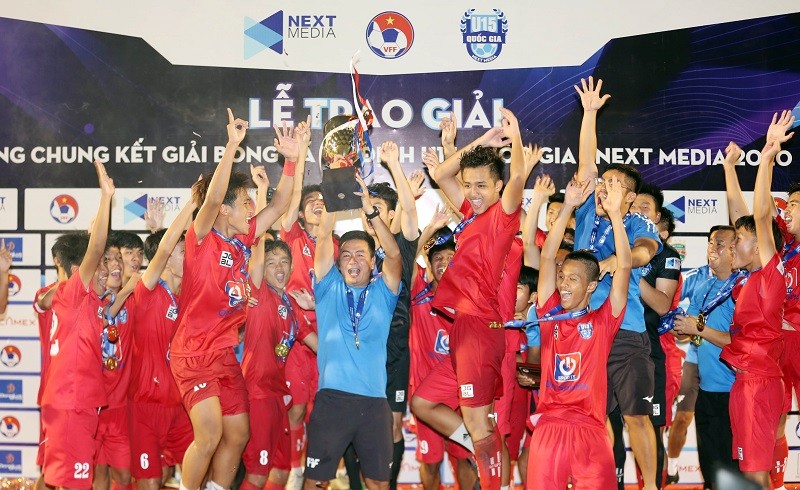 Thầy trò U15 PVF mừng chức vô địch giải U15 quốc gia – Next Media 2020. 