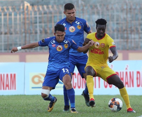 Quảng Nam (áo xanh) và Nam Định sẽ cạnh tranh tấm vé cuối cùng ở lại V-League mùa tới.