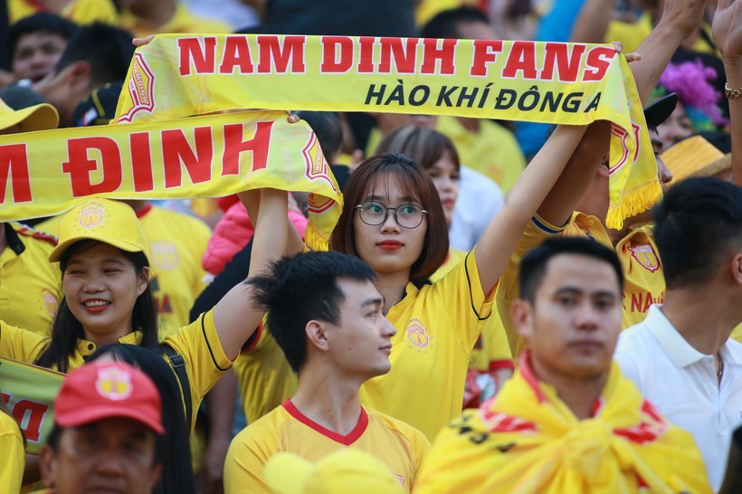Niềm vui vỡ oà với các CĐV thành Nam khi đội nhà tiếp tục được góp mặt ở giải đấu cao nhất bóng đá Việt Nam mùa tới. 
