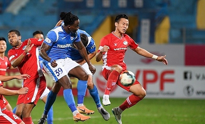 Viettel (áo đỏ) chạm một tay vào chức vô địch sau khi đánh bại Than Quảng Ninh 1-0. 
