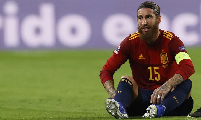 Ramos dính chấn thương khi khoác áo tuyển quốc gia Tây Ban Nha.