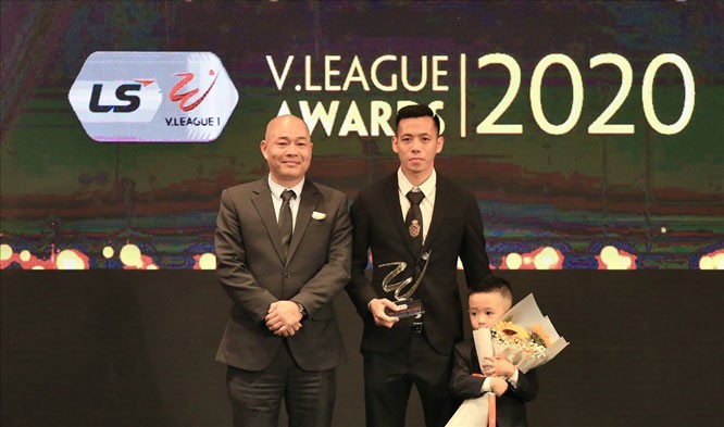 Nguyễn Văn Quyết nhận giải Cầu thủ xuất sắc nhất bóng đá Việt Nam năm 2020.