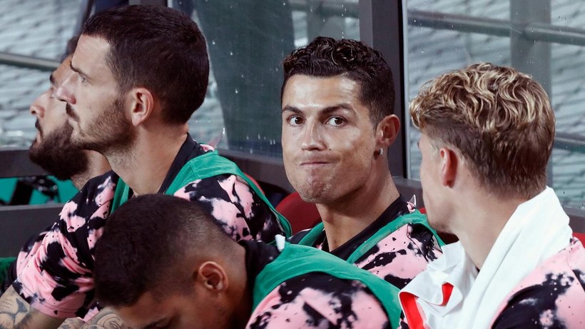 Ronaldo phải ngồi dự bị suốt trận, không như The Fasta quảng cáo.
