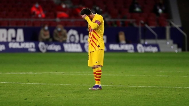 Messi lầm lũi sau trận thua Atletico Madrid hôm 22/11.