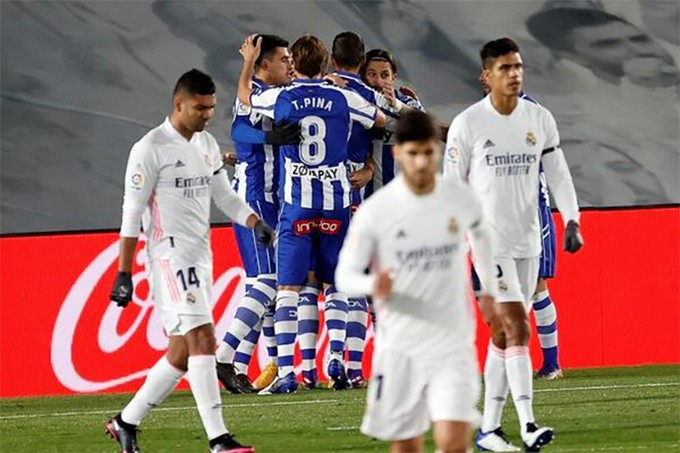 Các cầu thủ Alaves (áo xanh) ca khúc khải hoàn, Real Madrid lầm lũi rời sân.