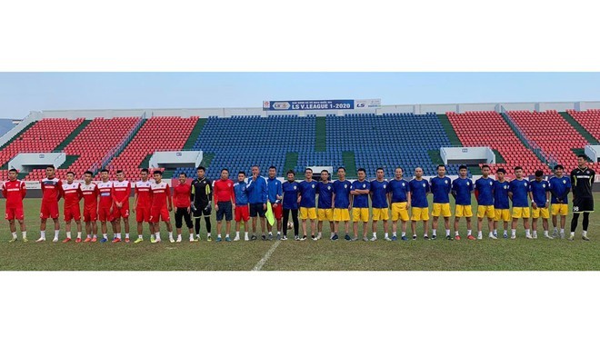 Trận đấu hi hữu giữa Than Quảng Ninh (áo đỏ) với đội bóng do CĐV nhà lập nên làm quân xanh. (Ảnh: TV).