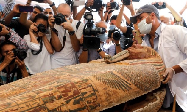 Một cỗ quan tài khoảng 2500 năm tuổi, được nhìn thấy bên trong khu chôn cất mới được phát hiện gần nghĩa địa Saqqara của Ai Cập.