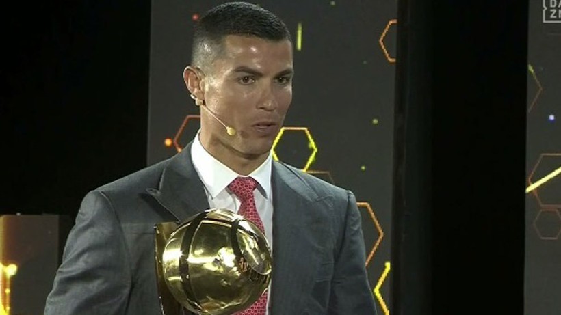 Siêu sao Ronaldo nhận giải “Cầu thủ xuất sắc nhất thế kỷ”.