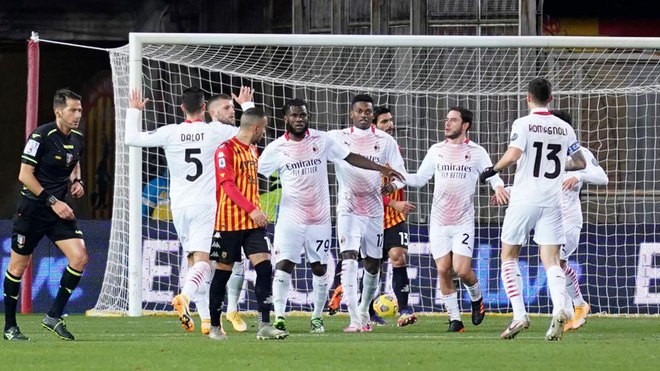 Chiến thắng 2-0 trước Benevento giúp AC Milan tái chiếm đỉnh bảng Serie A.