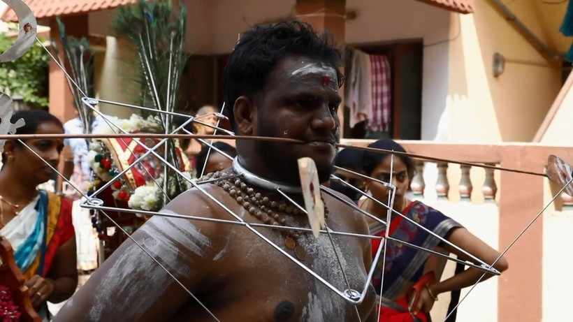 Màn xỏ khuyên sắt ngang cơ thể ghê rợn trong lễ hội Ấn Độ.