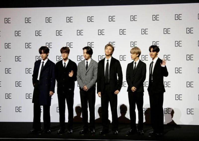 Các thành viên của nhóm nhạc nam BTS chụp ảnh trong buổi họp báo quảng bá album mới "BE (Deluxe Edition)" tại Seoul, Hàn Quốc/Ảnh: Reuters.