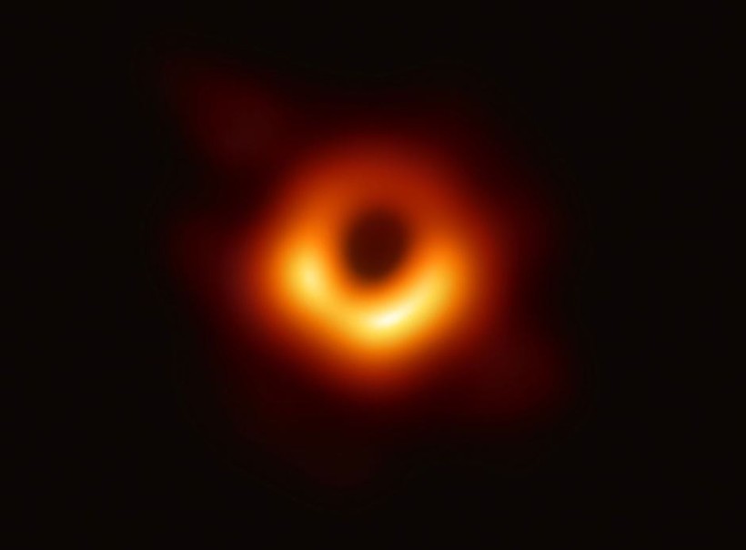 Bức hình về hố đen đầu tiên được công bố vào tháng 4/2019. Ảnh: Wired.