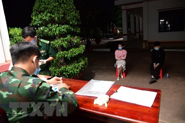 Lực lượng chức năng làm việc với các đối tượng bị bắt giữ khi nhập cảnh trái phép vào Việt Nam. Ảnh minh họa. (Ảnh: TTXVN).