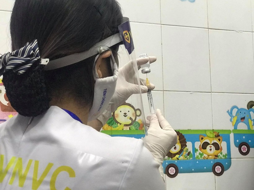 Cán bộ tiêm chủng chuẩn bị vắc xin phòng COVID-19  của Astra Zeneca để tiêm chủng cho cán bộ y tế và người tham gia chống dịch COVID-19 tại Trung tâm y tế TP Hải Dương     Ảnh: Thái Bình