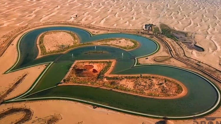 Hồ Tình yêu ở giữa sa mạc thu hút khách du lịch.