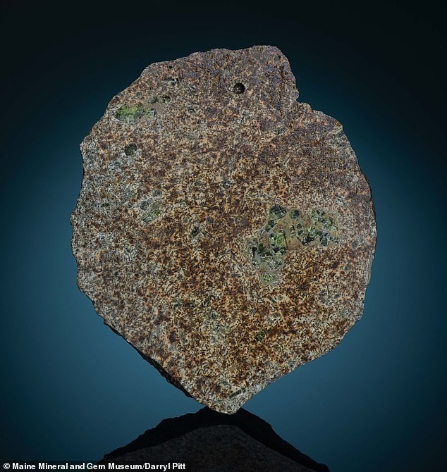Viên đá vũ trụ hàng tỷ năm tuổi già nhất từng rơi xuống Trái Đất.