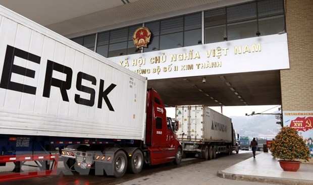 Các xe container chở hàng nông sản chờ làm thủ tục xuất khẩu sang Trung Quốc tại Cửa khẩu quốc tế đường bộ số II Kim Thành. (Ảnh: TTXVN)