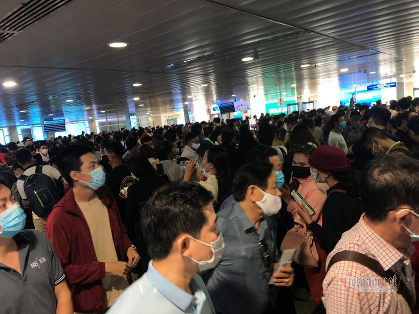 Sân bay Tân Sơn Nhất chật cứng khách sáng 27/3. 
