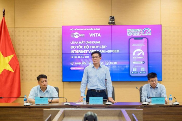 Lãnh đạo Cục Viễn thông và lãnh đạo Trung tâm Internet Việt Nam chủ trì sự kiện ra mắt ứng dụng i-Speed ngày 2/4. Ảnh: Vnnic.vn