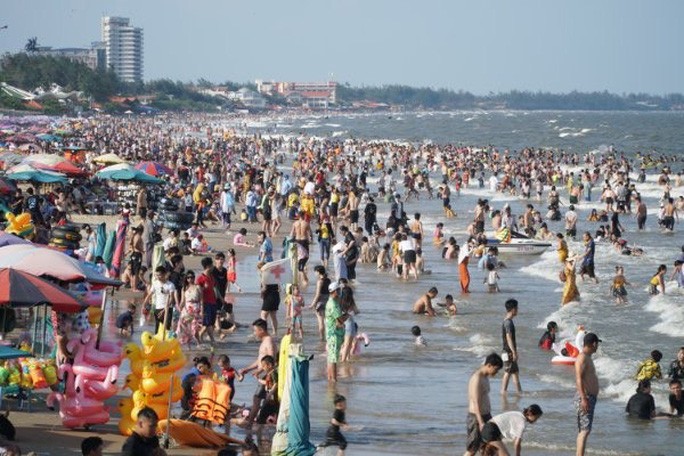 Bãi biển Vũng Tàu đông nghịt người tắm trong dịp nghỉ lễ.