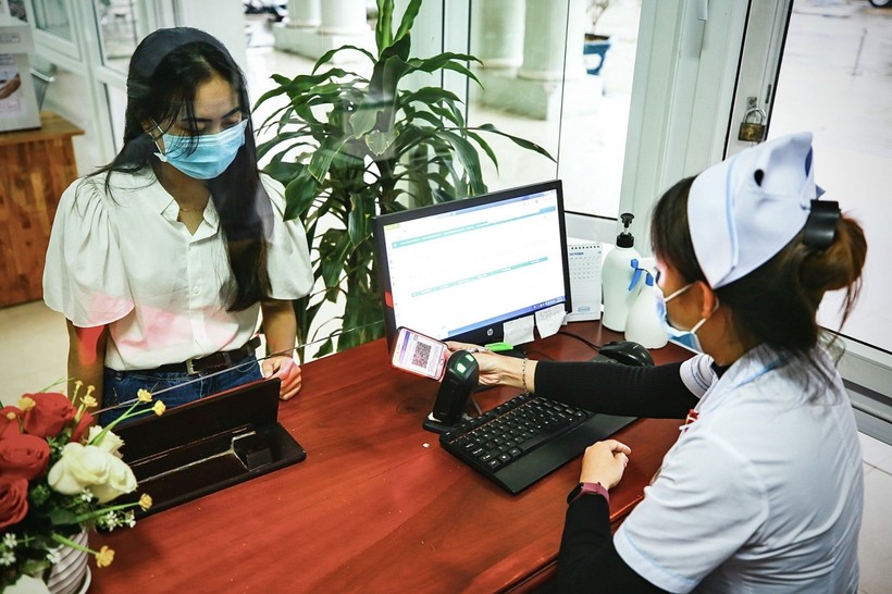 Người dân sử dụng hình ảnh thẻ BHYT trên ứng dụng VssID để đăng ký KCB BHYT tại Bệnh viện đa khoa khu vực miền núi phía Bắc - Quảng Nam (tháng 12/2020). Nguồn ảnh: BHXH tỉnh Quảng Nam.