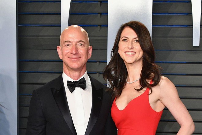 Trước tỷ phú Bill Gates, ông chủ Jeff Bezos của Amazon cũng đã ly hôn vợ.