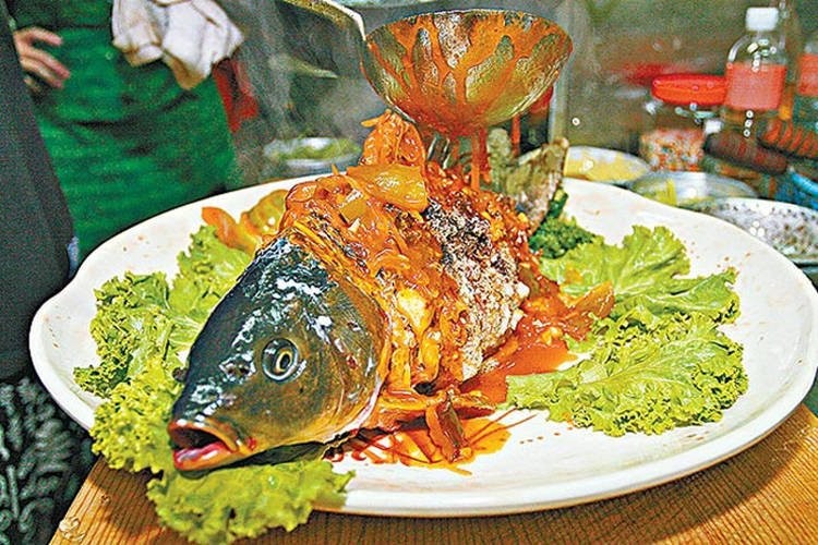 Món cá âm dương gây tranh cãi của Trung Quốc.