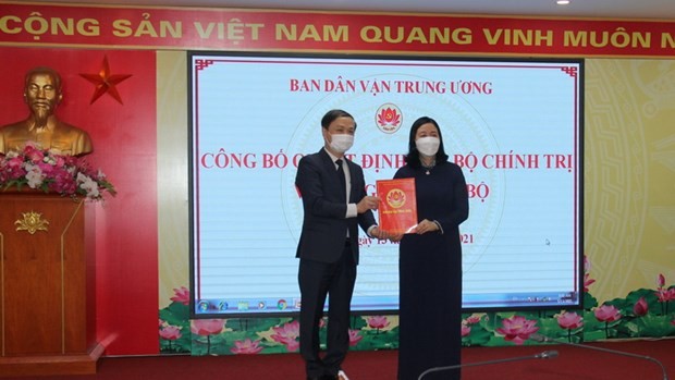 Bí thư Trung ương Đảng, Trưởng ban Ban Dân vận Trung ương Bùi Thị Minh Hoài trao quyết định cho ông Phạm Tất Thắng. (Nguồn: vov)