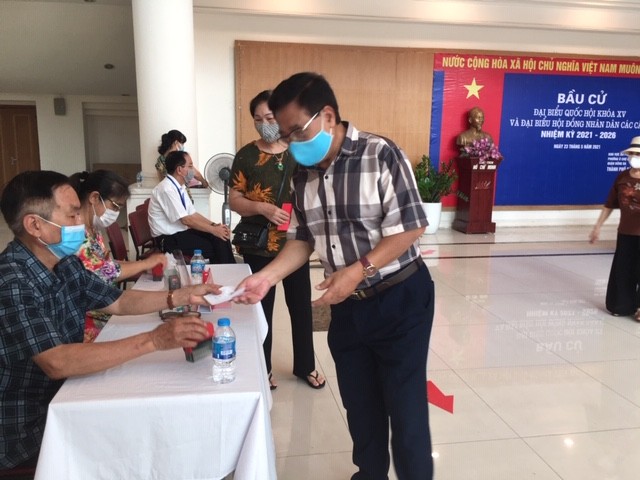 Cử tri Tổ bầu cử số 1 phường Ô Chợ Dừa, quận Đống Đa đã hoàn thành việc bỏ phiếu.