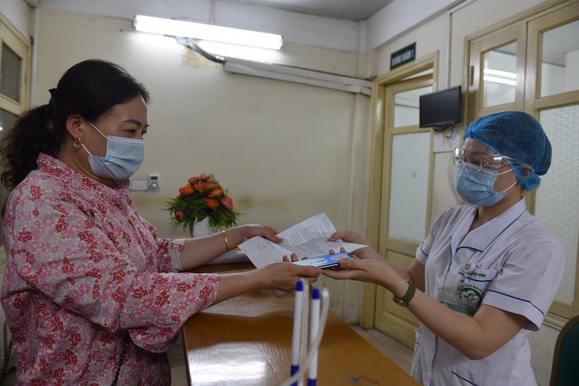 Người dân đăng ký KCB tại Bệnh viện Bạch Mai bằng thẻ BHYT trên ứng dụng VssID (Nguồn: BHXH TP.Hà Nội).