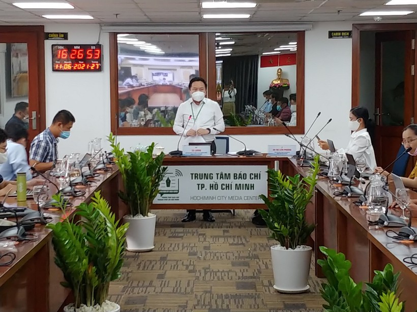 Ông Từ Lương, Phó giám đốc Sở Thông tin và Truyền thông TP Hồ Chí Minh điều hành buổi họp tại điểm cầu Trung tâm Báo chí TP Hồ Chí Minh.