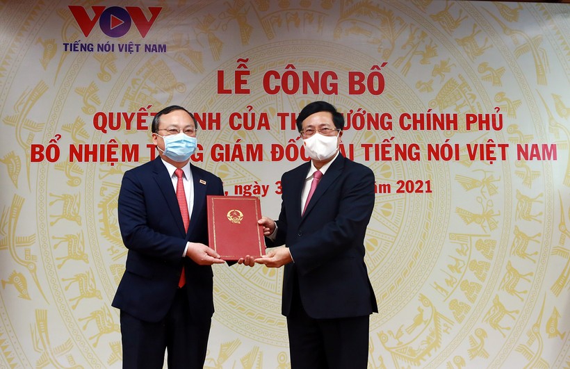 Phó Thủ tướng Chính phủ Phạm Bình Minh trao quyết định bổ nhiệm Tổng Giám đốc Đài Tiếng nói Việt Nam (TNVN) cho ông Đỗ Tiến Sỹ. Ảnh: VGP/Hải Minh
