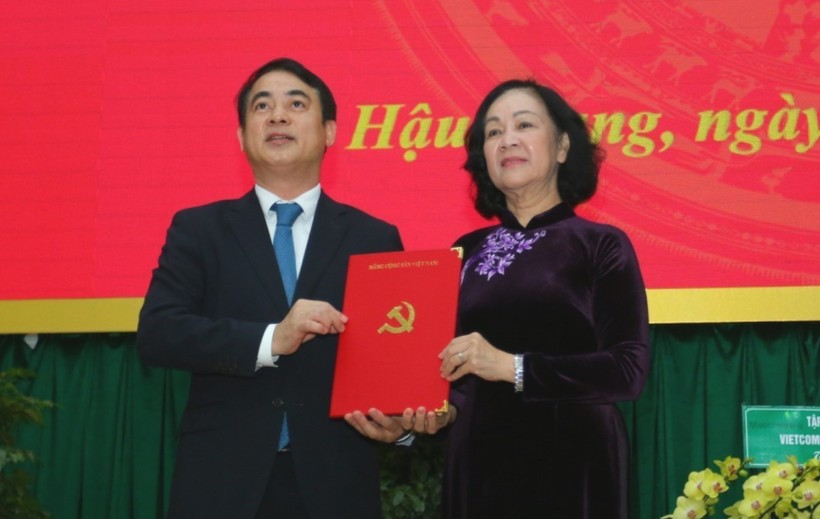 Đồng chí Trương Thị Mai trao quyết định cho đồng chí Nghiêm Xuân Thành.