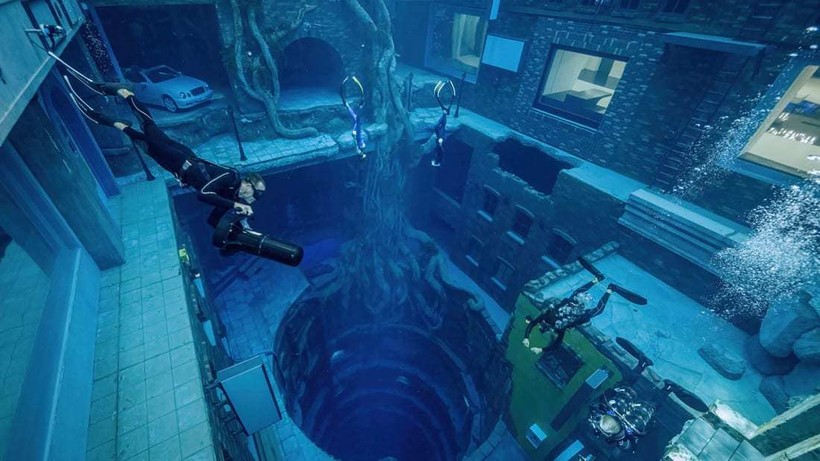 Hình ảnh bên trong bể bơi sâu nhất thế giới Deep Dive Dubai. 