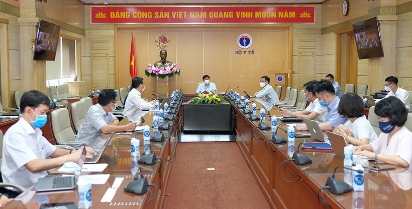 Bộ trưởng Nguyễn Thanh Long làm việc với Bộ phận thường trực phòng, chống dịch của Bộ tại TPHCM và các chuyên gia để thảo luận các nội dung chuyên môn về phòng chống dịch tại TPHCM và một số địa phương khu vực miền Nam. Ảnh: VGP/Trần Minh