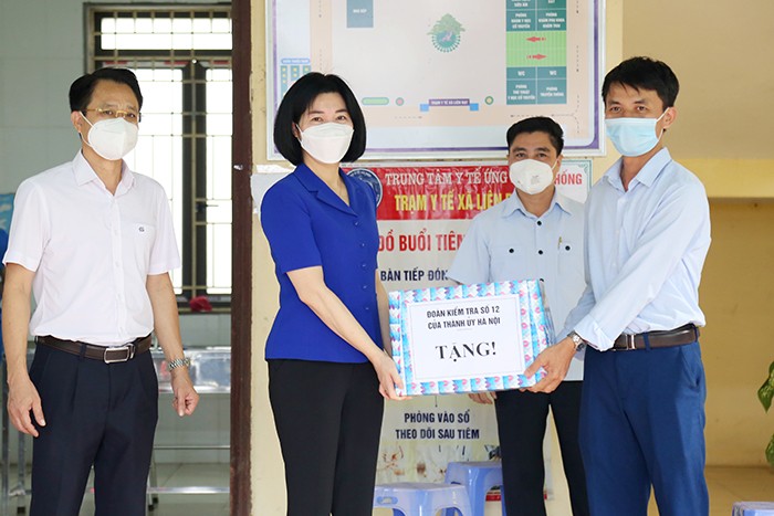 Phó Chủ tịch Thường trực HĐND TP kiểm tra tại điểm tiêm vắc xin Covid-19 và tặng quà cho Trạm y tế xã Liên Bạt , huyện Ứng Hòa.