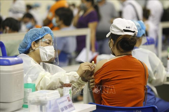 Người lao động TP Hồ Chí Minh được tiêm vaccine phòng Covid-19. Ảnh: Thanh Vũ/TTXVN.