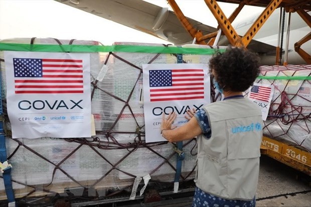 Máy bay chở hơn 1,5 triệu liều vắc xin Moderna phòng Covid-19 đáp xuống Sân bay Quốc tế Nội Bài. (Ảnh: TTXVN phát).