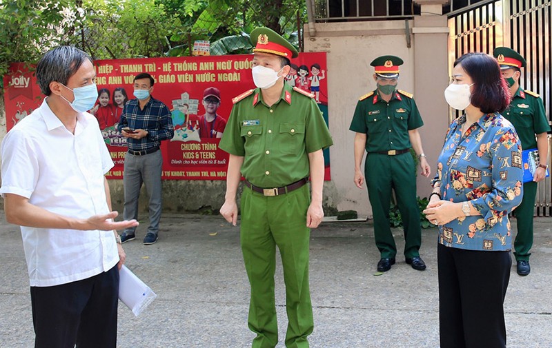 Phó bí thư Thường trực Thành ủy Nguyễn Thị Tuyến kiểm tra công tác phòng, chống dịch tại thôn Thọ Am, xã Liên Ninh, huyện Thanh Trì.