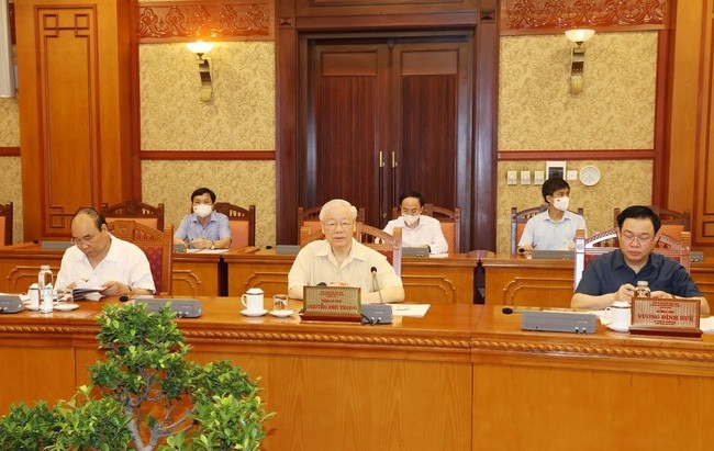 Tổng Bí thư Nguyễn Phú Trọng và các đồng chí Bộ Chính trị tại buổi họp.