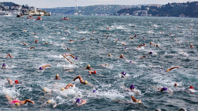 Cuộc thi bơi xuyên qua cả 2 châu lục Á - Âu đã thu hút rất đông người tham gia.