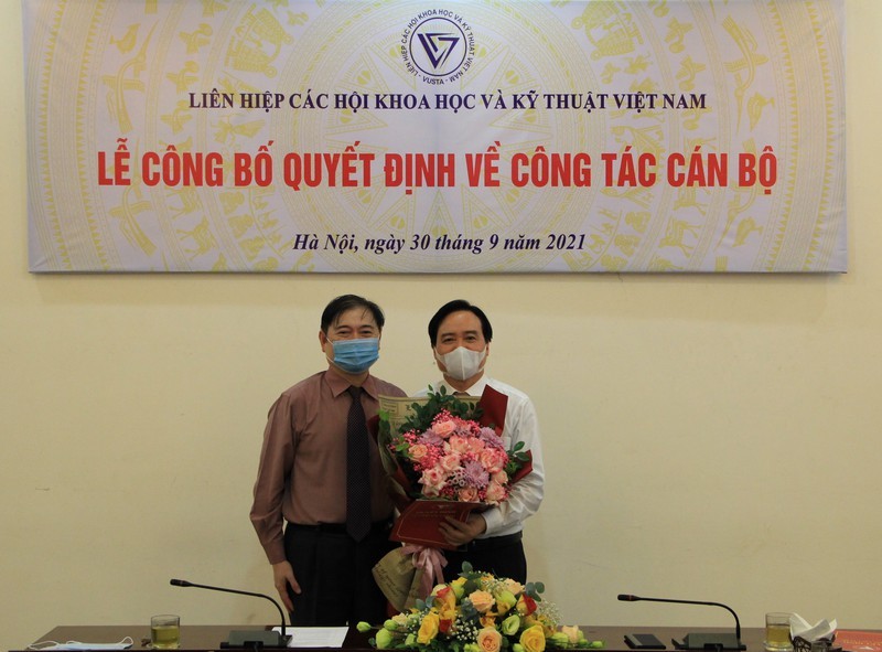 TSKH Phan Xuân Dũng  - Chủ tịch VUSTA tặng hoa chúc mừng ông Phùng Xuân Nhạ. 