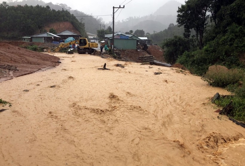 Mưa lớn kéo dài từ tối qua ại Quảng Nam, khiến nước lũ đổ về cuốn trôi nhiều cây cầu tạm.