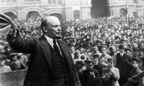 Ông Vladimir Ilyich Lenin phát biểu trước người dân tại Petrograd năm 1917. Ảnh: Britannica.