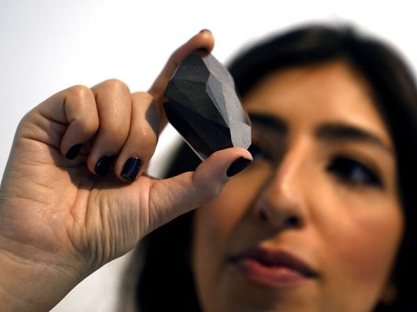 Viên kim cương cắt lớn nhất được biết đến được công bố ở Dubai.